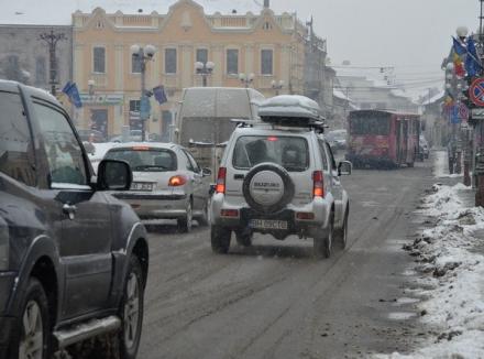 Lupta anti-zăpadă a reînceput: RER împrăştie material antiderapant prin oraş